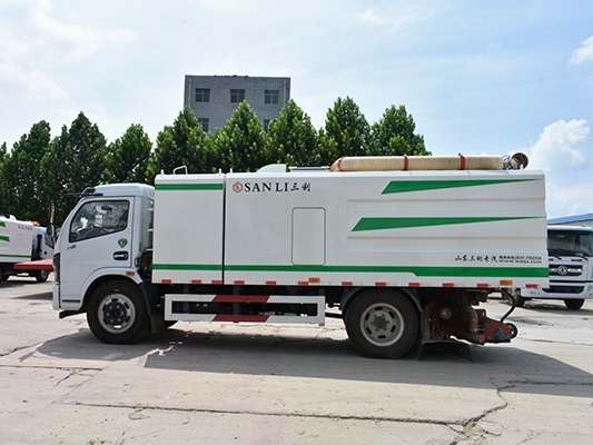 东风多利卡滚扫式吸尘车